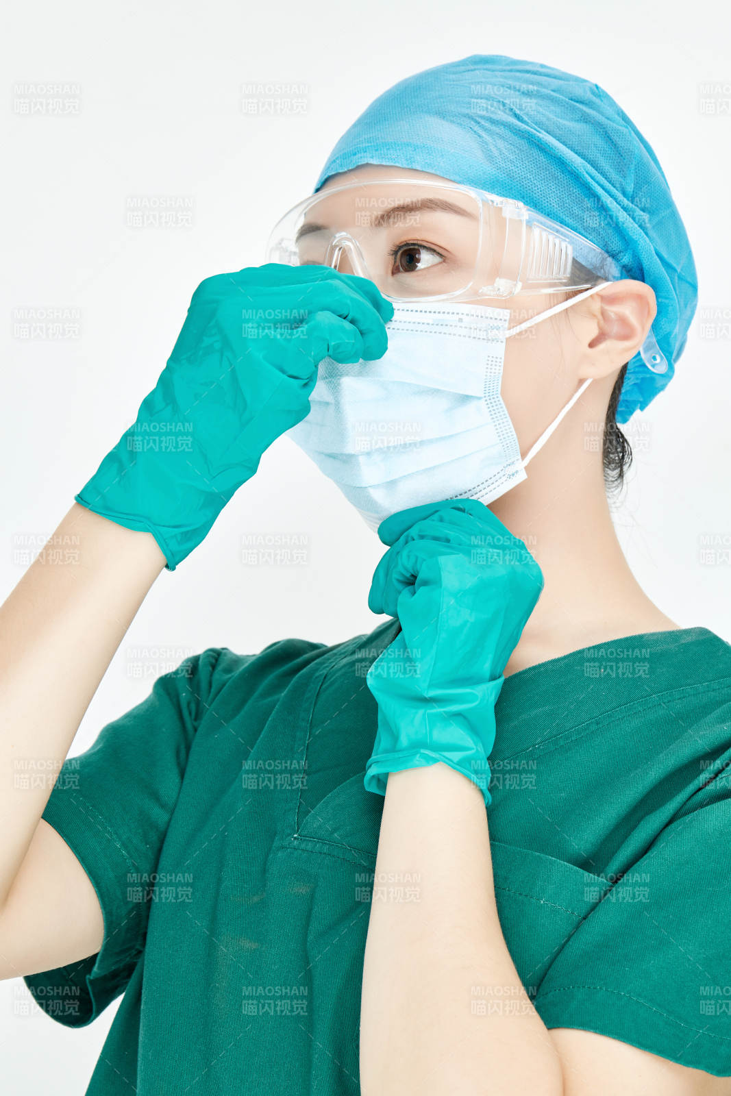 白色背景下的外科手术医疗人员形象图片