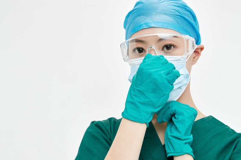 白色背景下的外科手术医疗人员形象图片