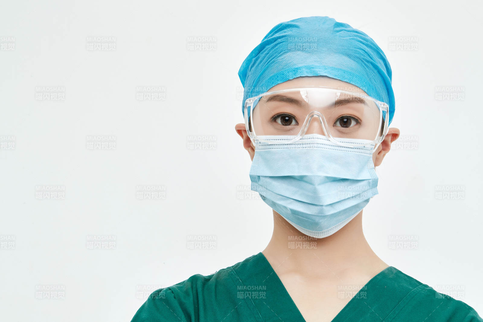 白色背景下的外科手术医疗人员形象图片