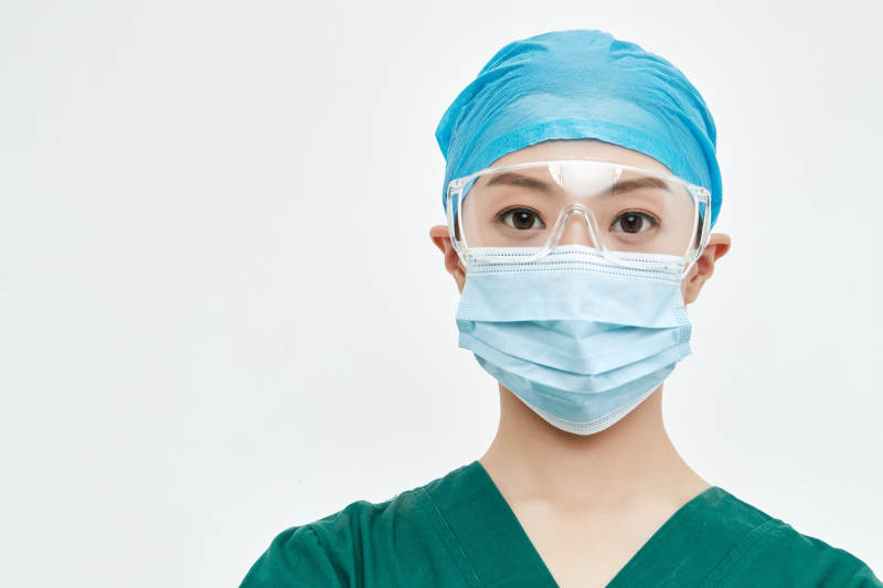 白色背景下的外科手术医疗人员形象图片