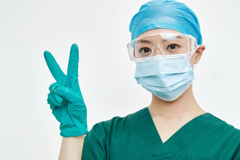 白色背景下的外科手术医疗人员形象图片