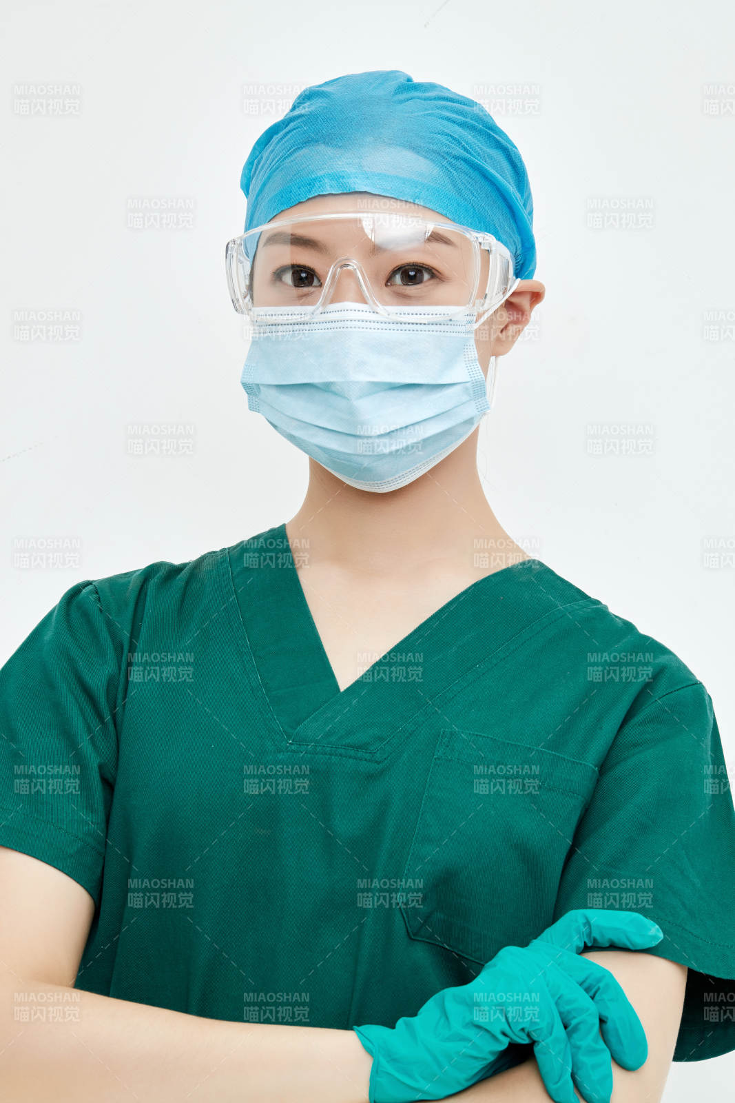 白色背景下的外科手术医疗人员形象图片
