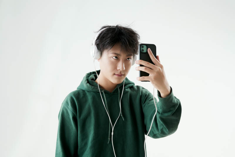 沉浸在网络恋爱世界的青年男子图片