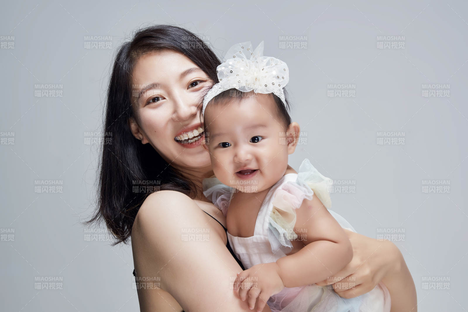 妈妈陪伴宝宝快乐的玩耍图片