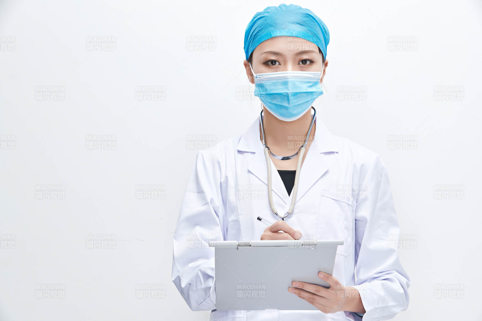 白色背景下手持病历夹的巡查医生人像图片