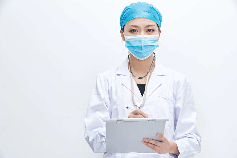 白色背景下手持病历夹的巡查医生人像图片