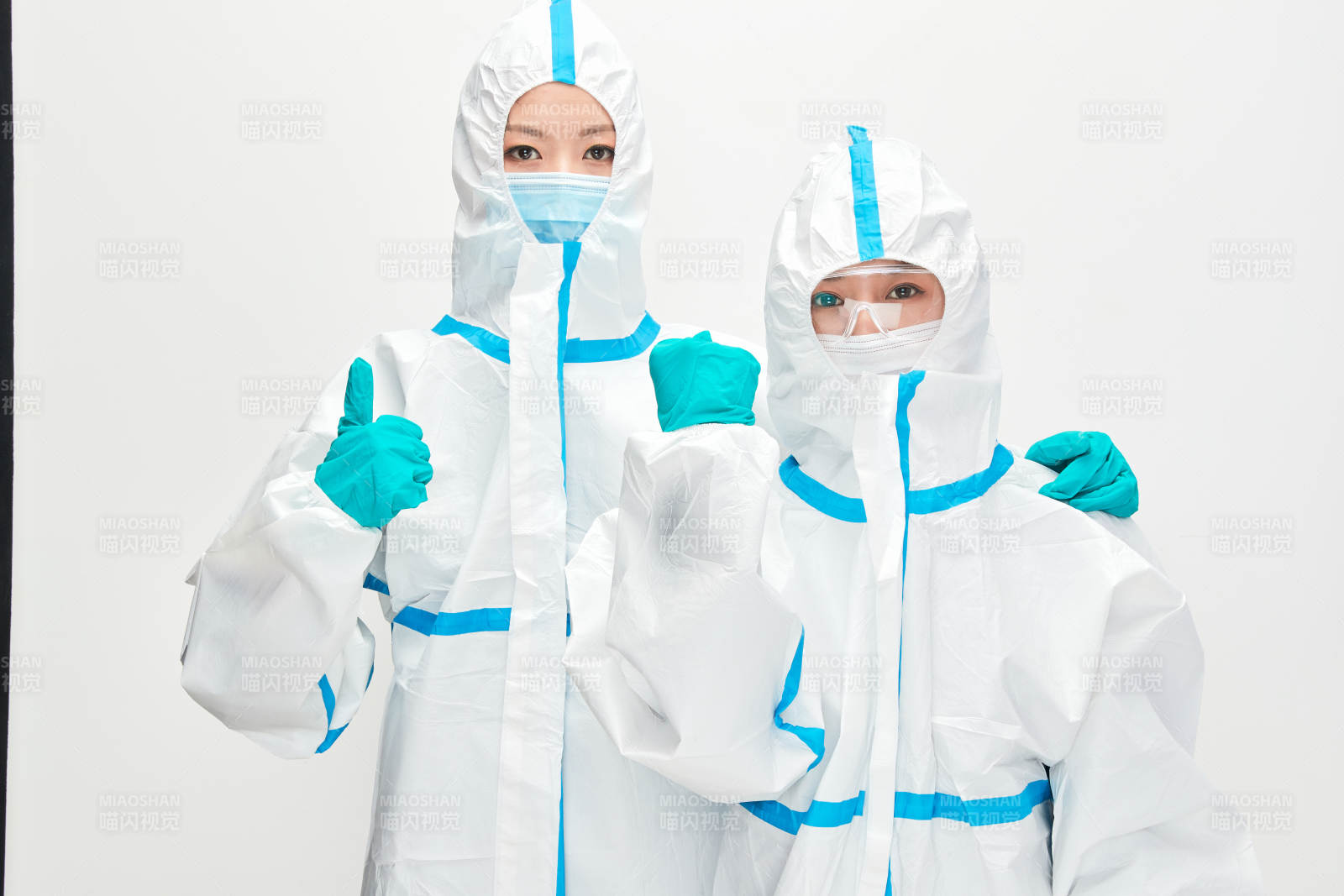 穿白色防护服佩戴护目镜口罩的防疫人员图片