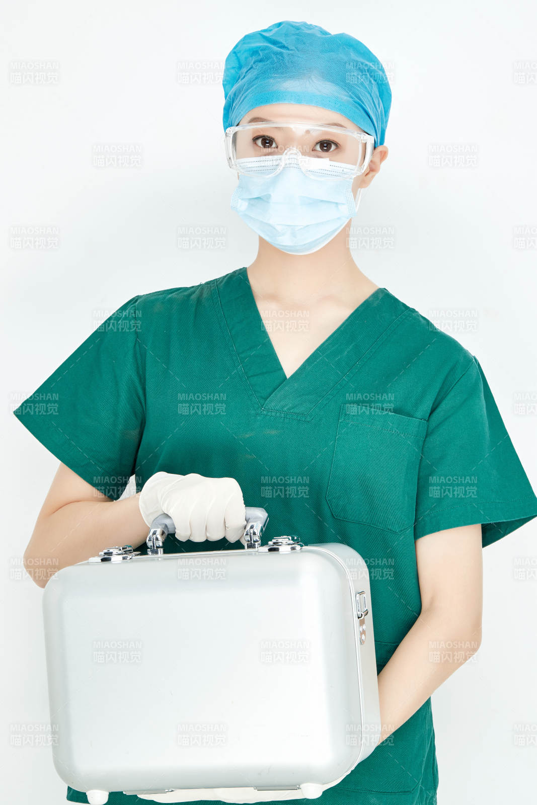 手持外科医疗手术器械箱的年轻女性医生图片