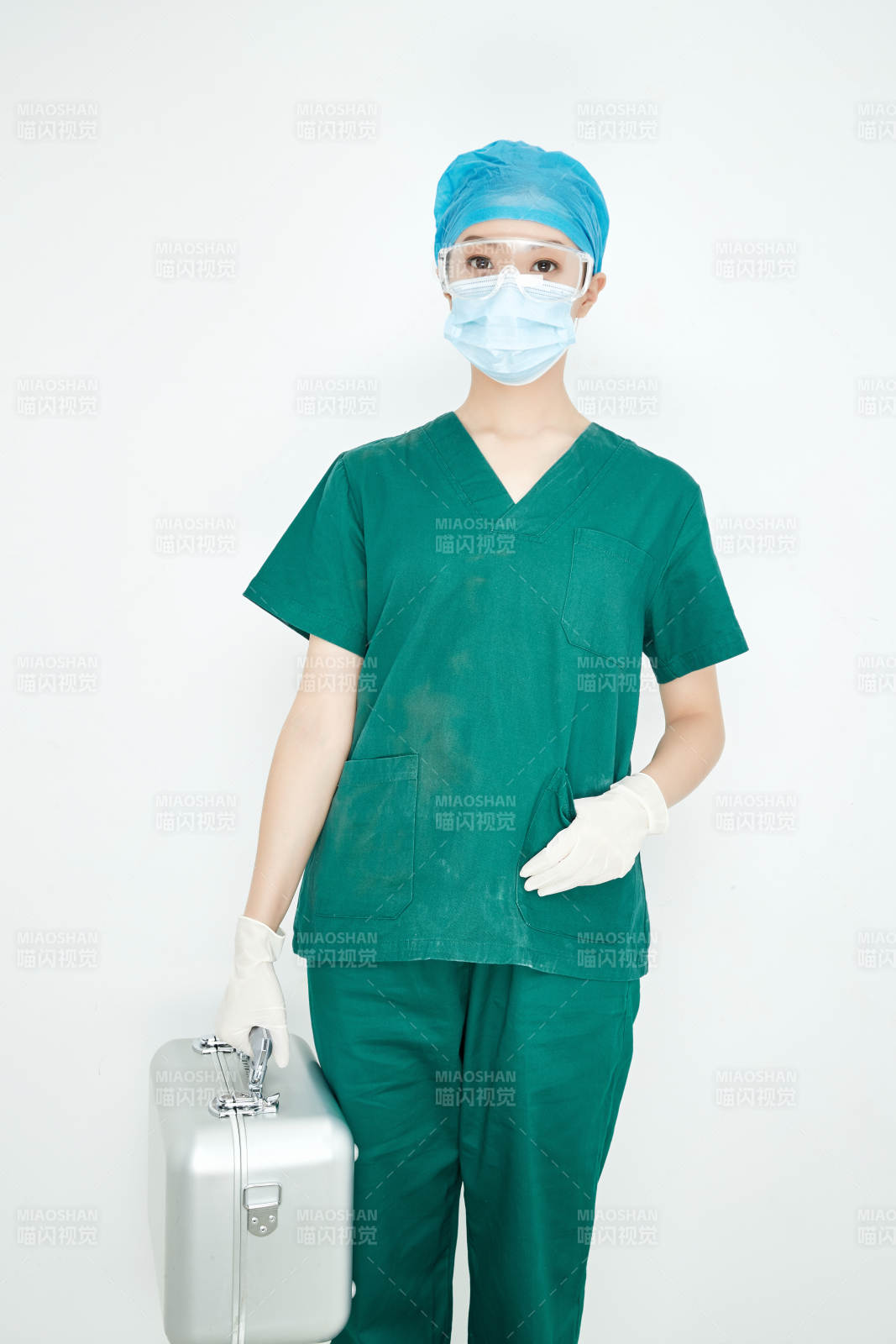 手持外科医疗手术器械箱的年轻女性医生图片