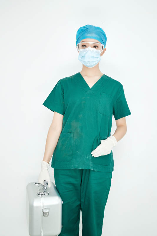 手持外科医疗手术器械箱的年轻女性医生图片