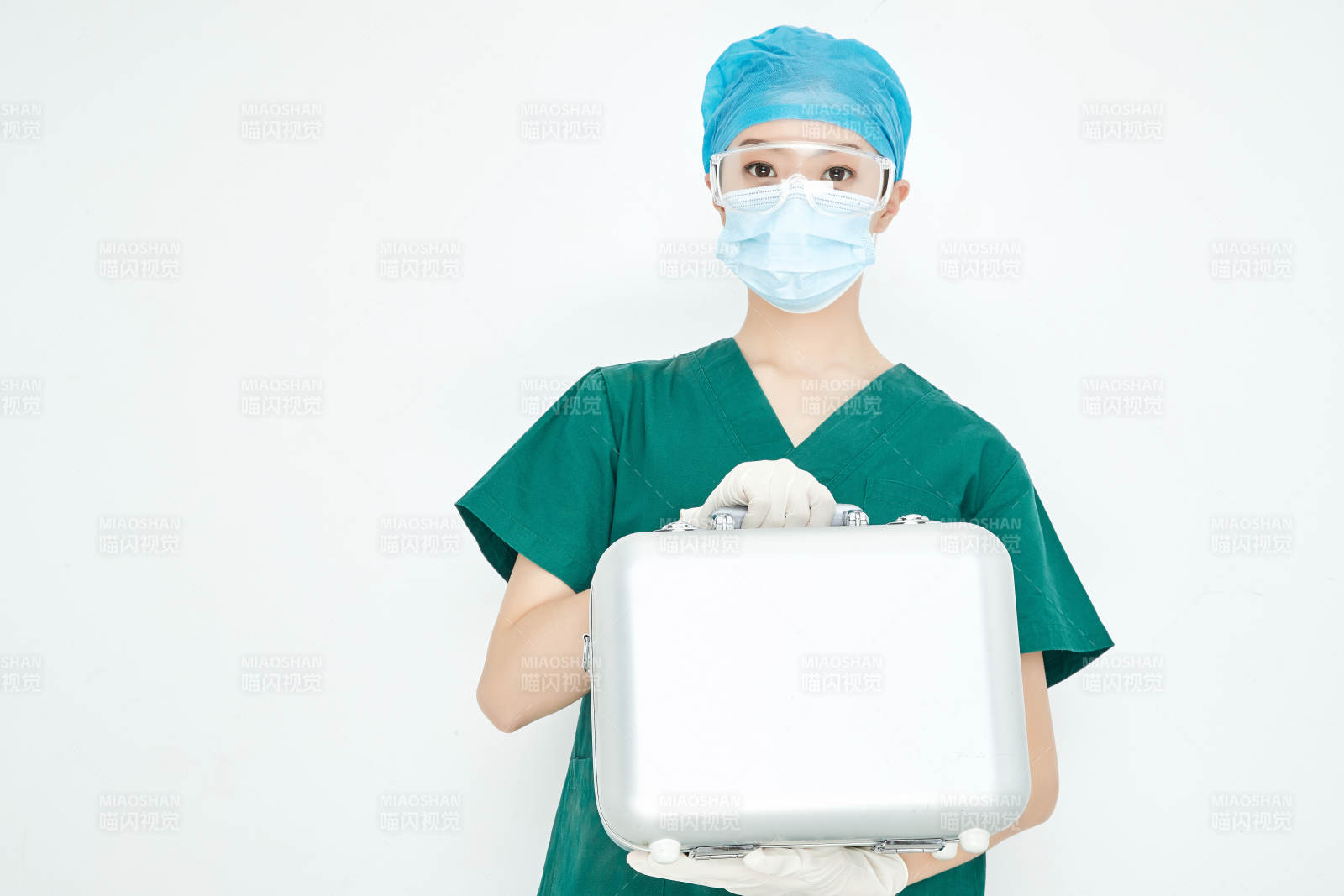 手持外科医疗手术器械箱的年轻女性医生图片