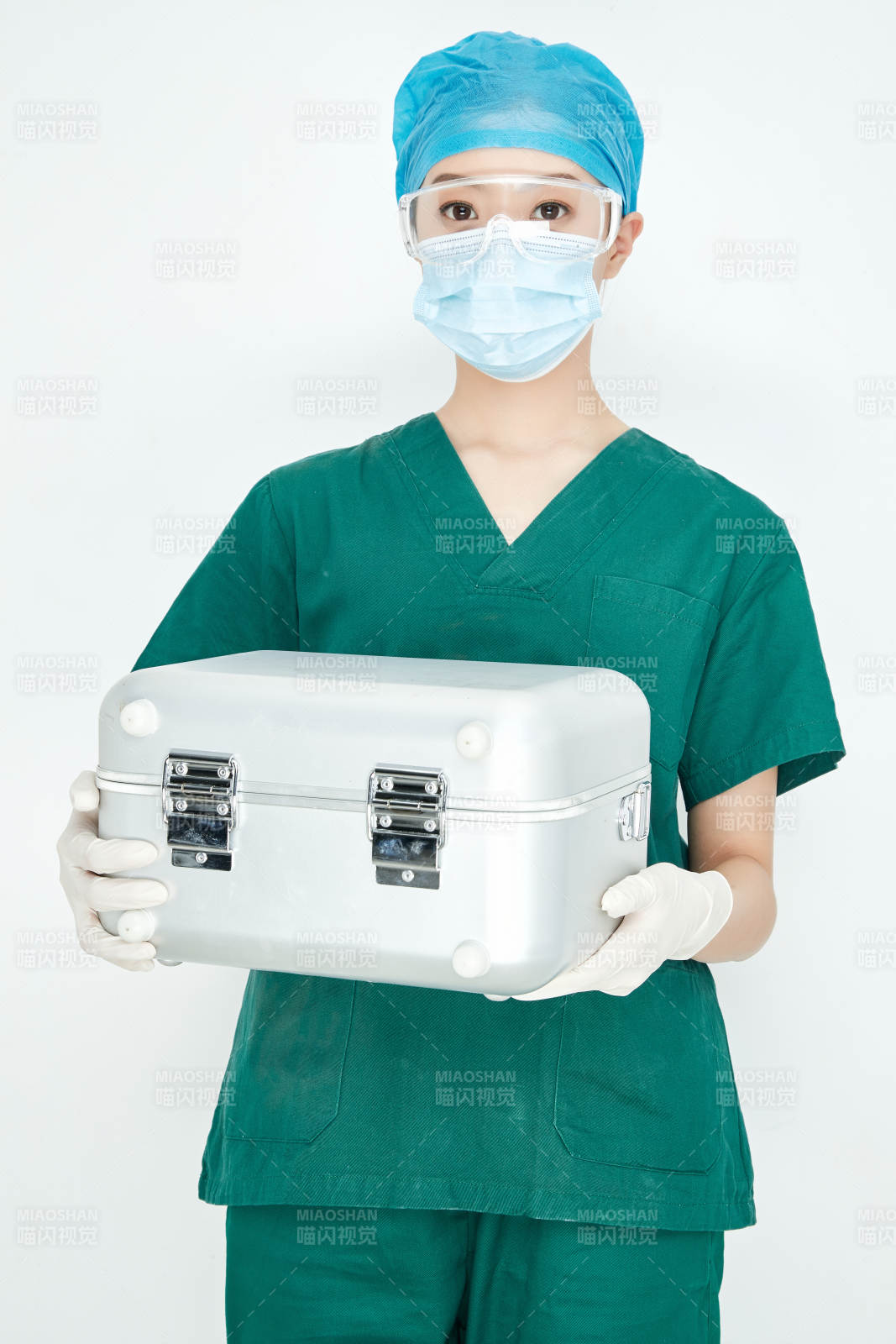 手持外科医疗手术器械箱的年轻女性医生图片
