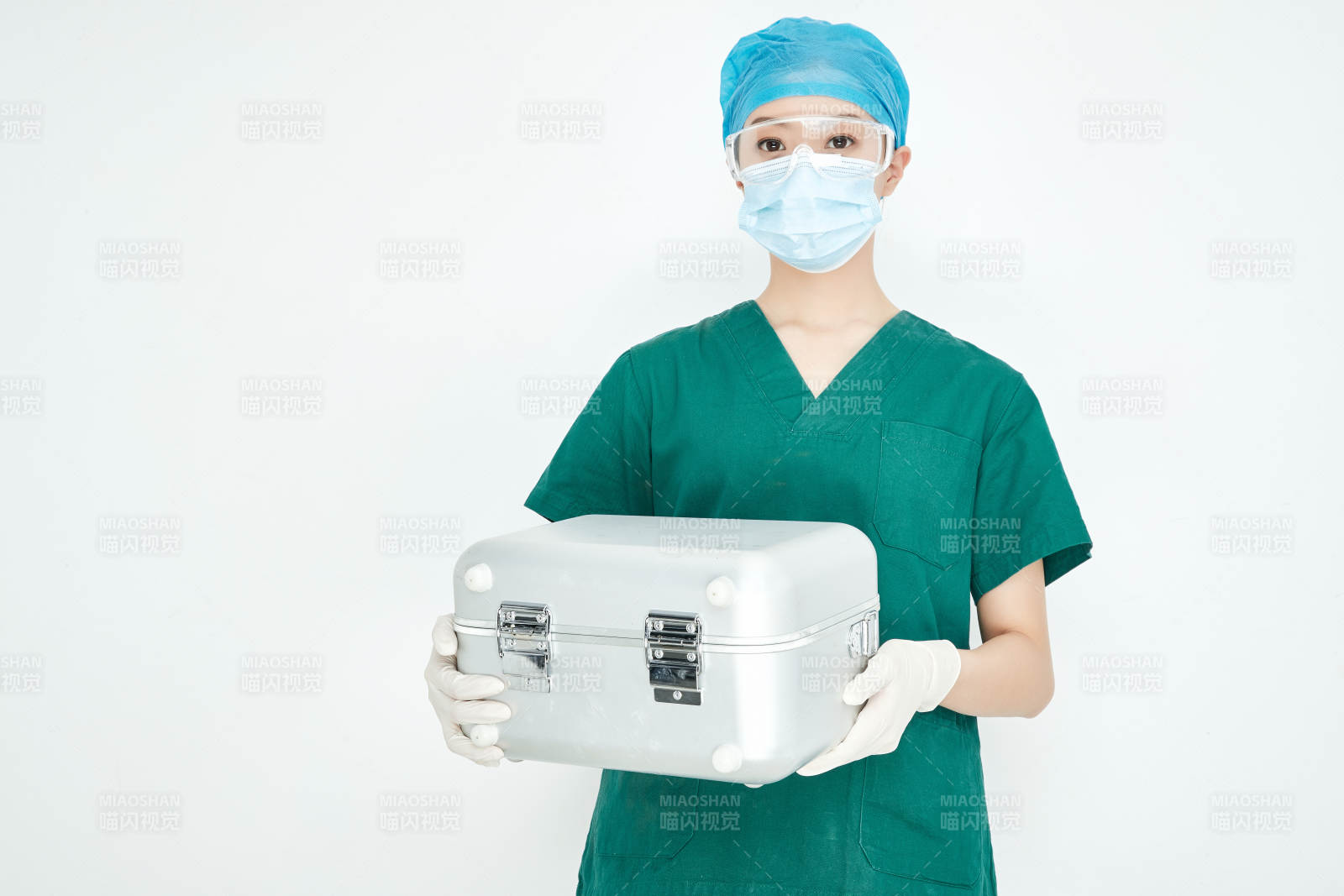 手持外科医疗手术器械箱的年轻女性医生图片