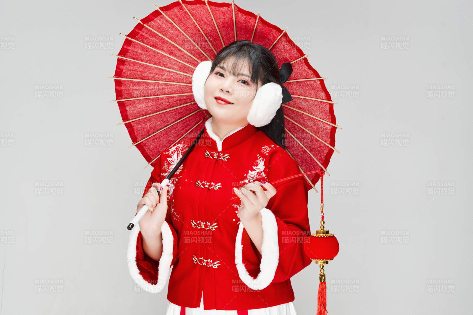 手打油纸伞手提红灯笼身穿喜庆汉服的可爱少女图片