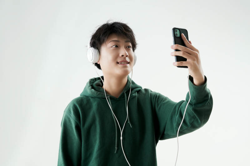 沉浸在网络恋爱世界的青年男子图片