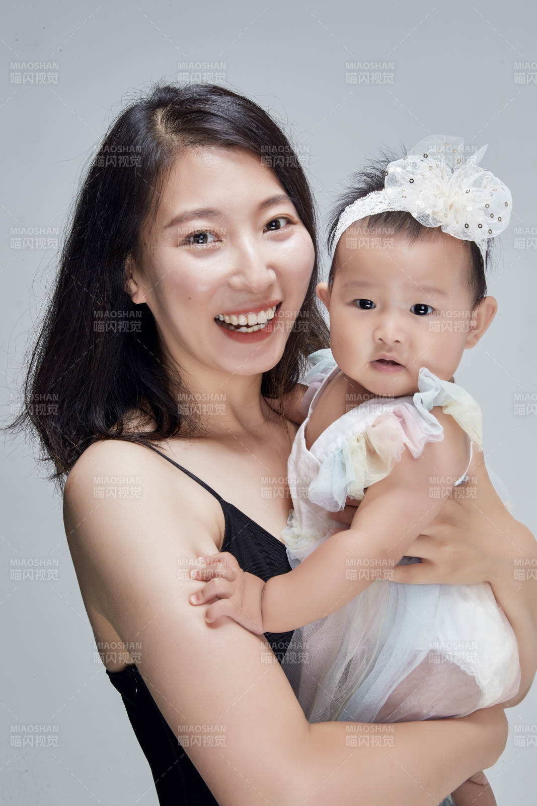 妈妈陪伴宝宝快乐的玩耍图片