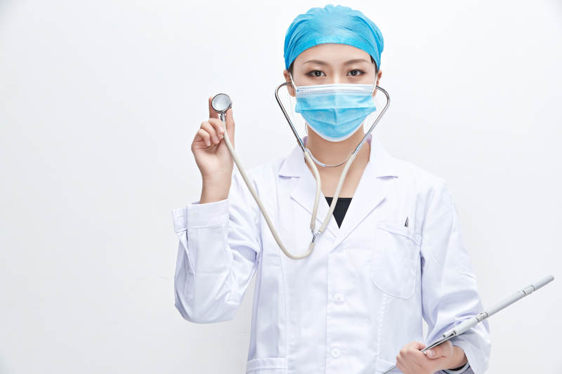 白色背景下手持病历夹的巡查医生人像图片