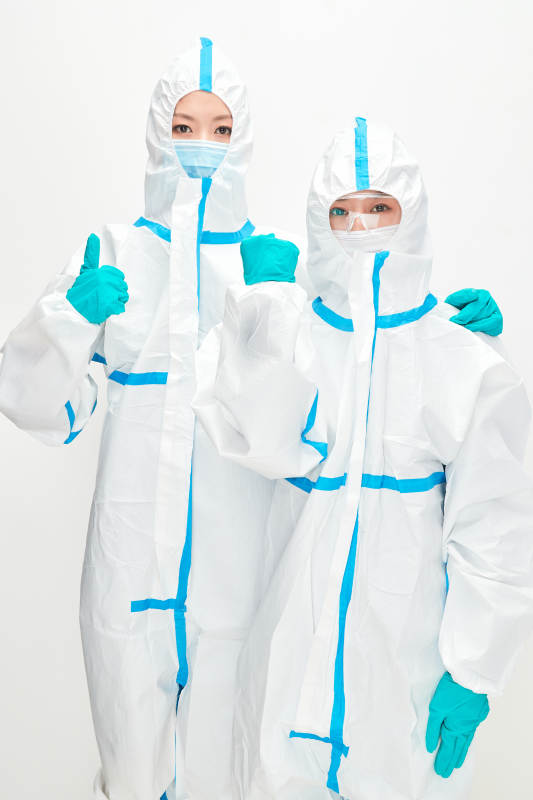 穿白色防护服佩戴护目镜口罩的防疫人员图片