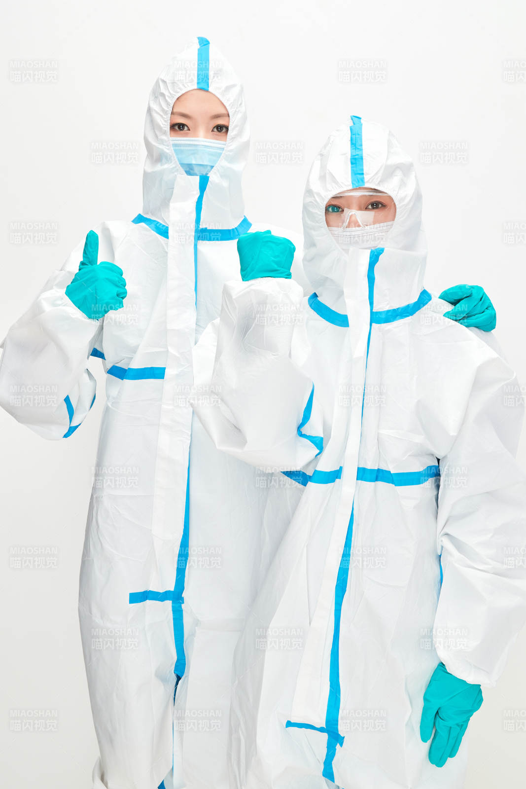 穿白色防护服佩戴护目镜口罩的防疫人员图片