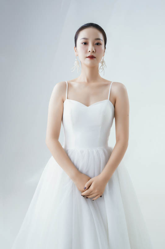 棚拍白色背景下的洁白婚纱新娘美妆图片