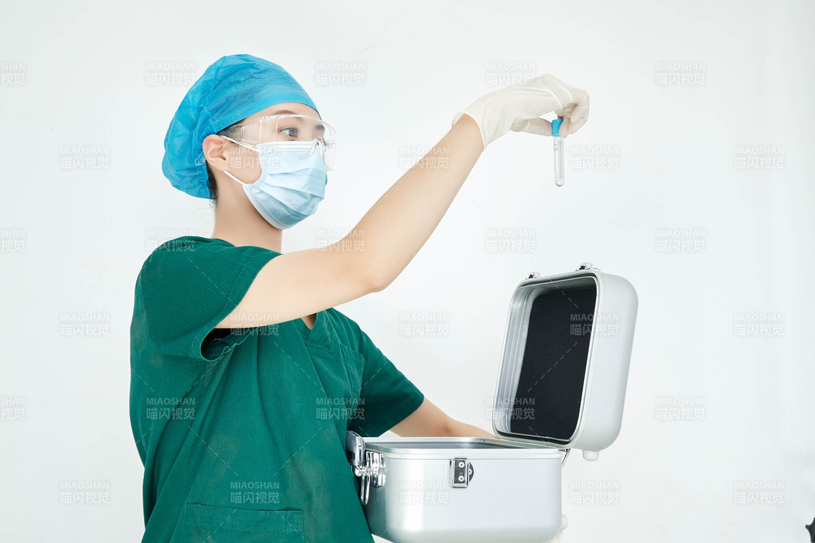 手持外科医疗手术器械箱的年轻女性医生图片