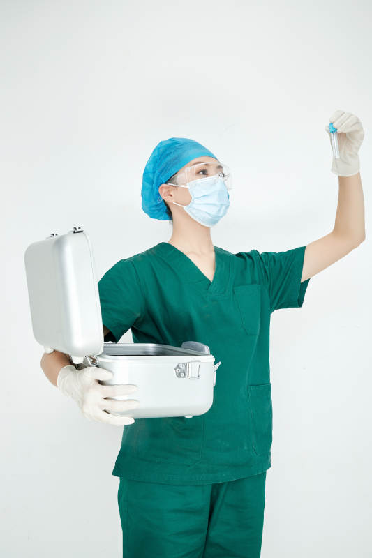 手持外科医疗手术器械箱的年轻女性医生图片