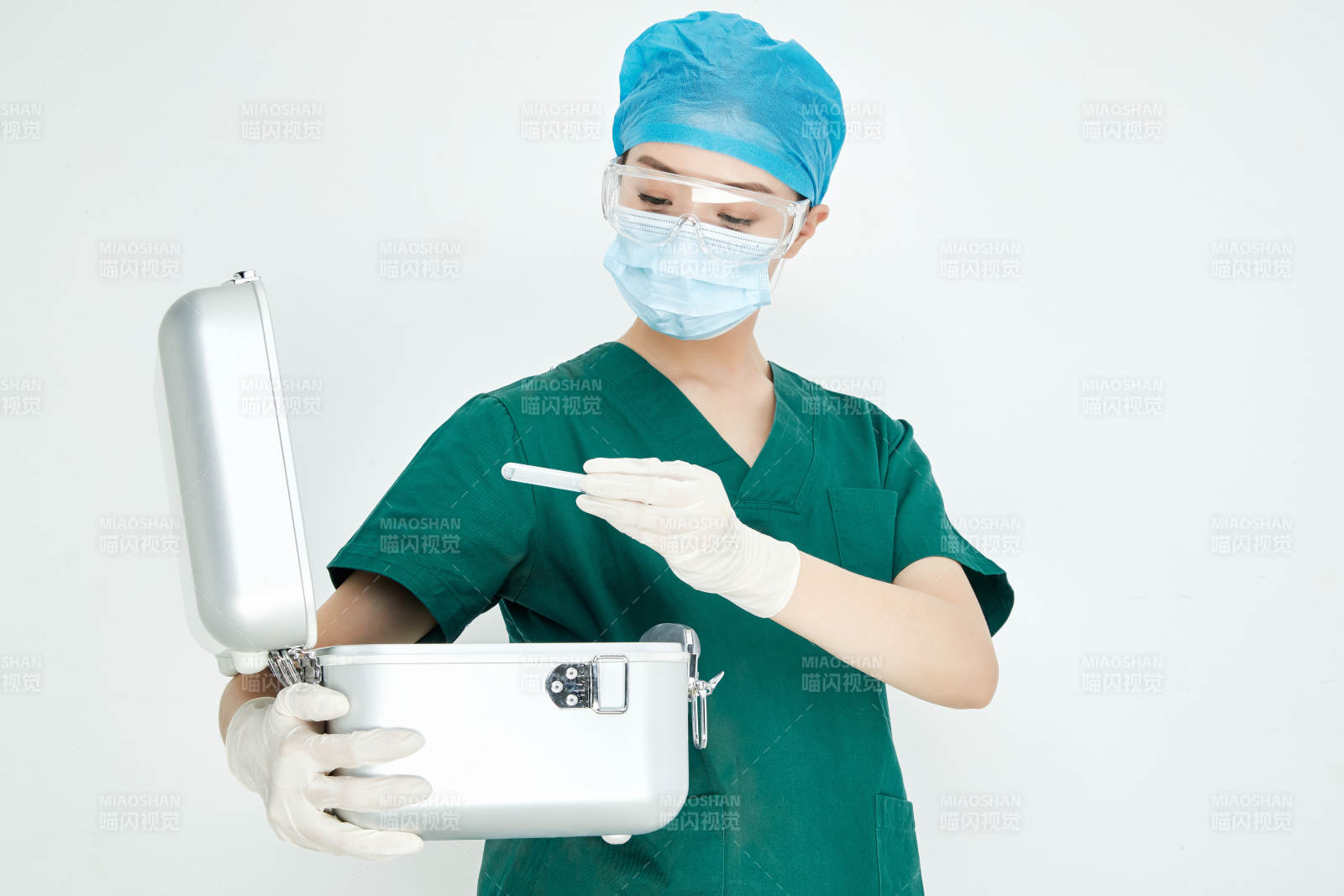 手持外科医疗手术器械箱的年轻女性医生图片