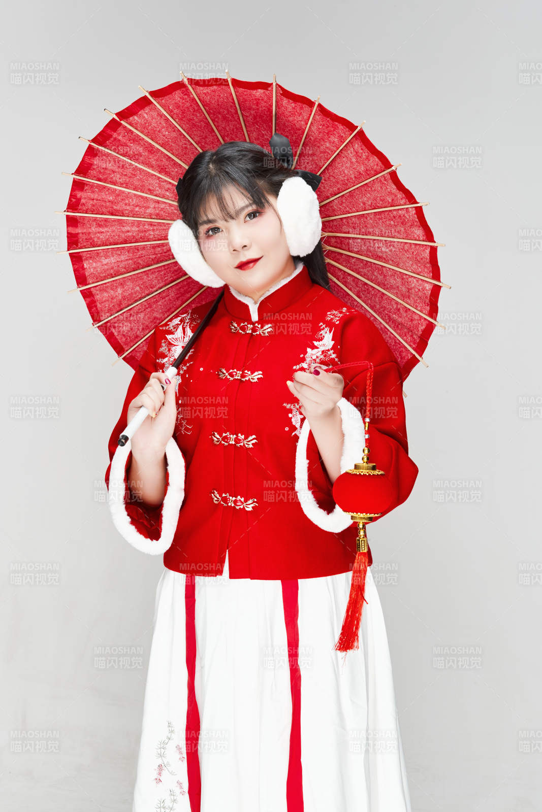 手打油纸伞手提红灯笼身穿喜庆汉服的可爱少女图片