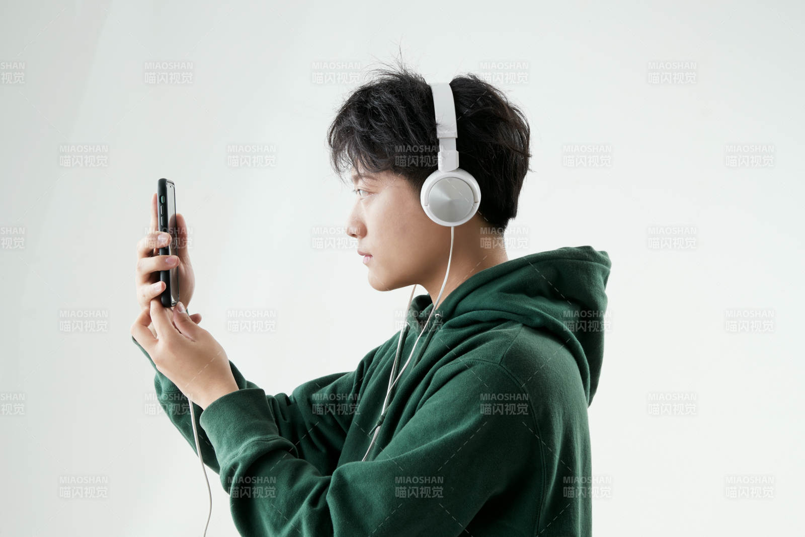 沉浸在网络恋爱世界的青年男子图片