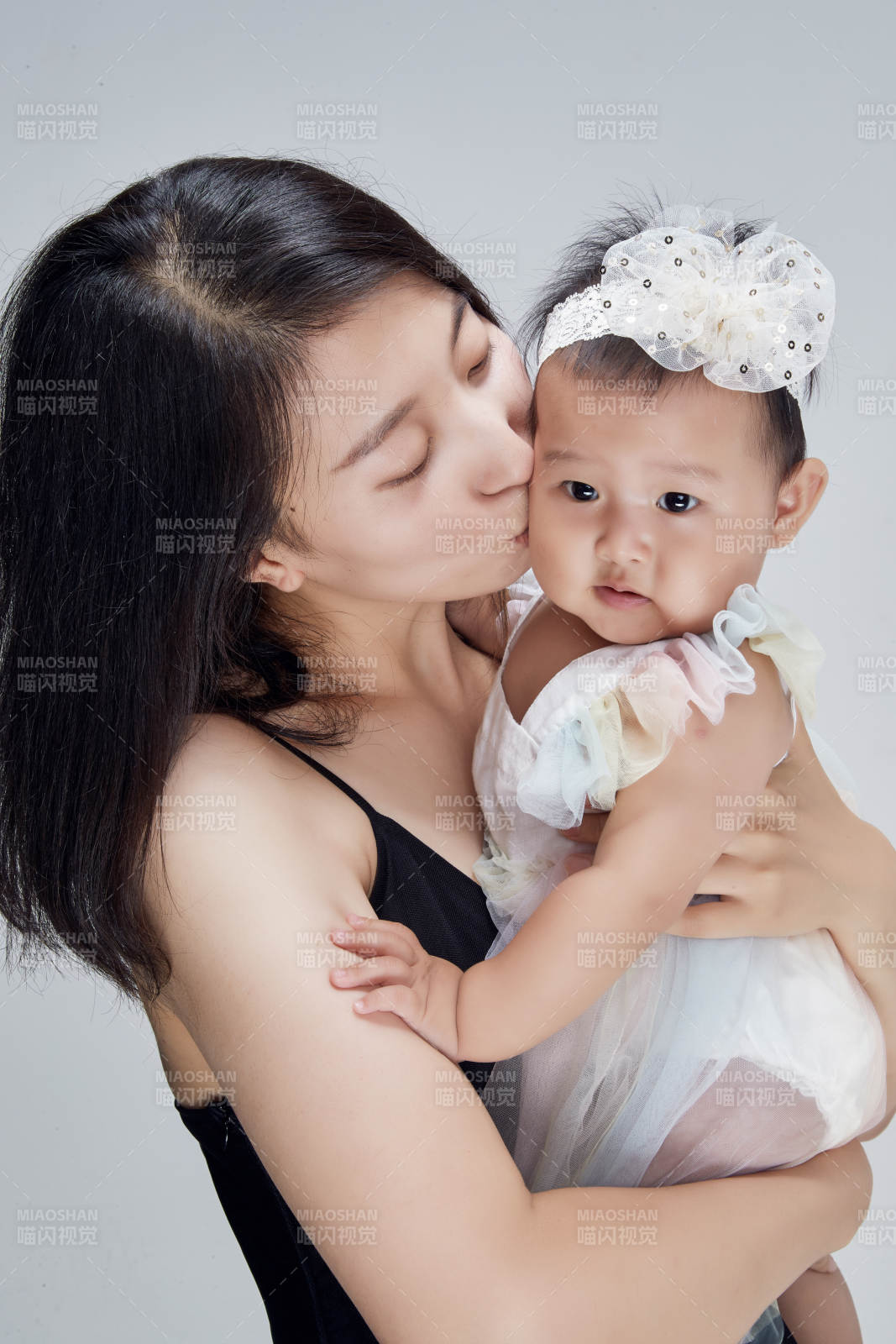 妈妈陪伴宝宝快乐的玩耍图片