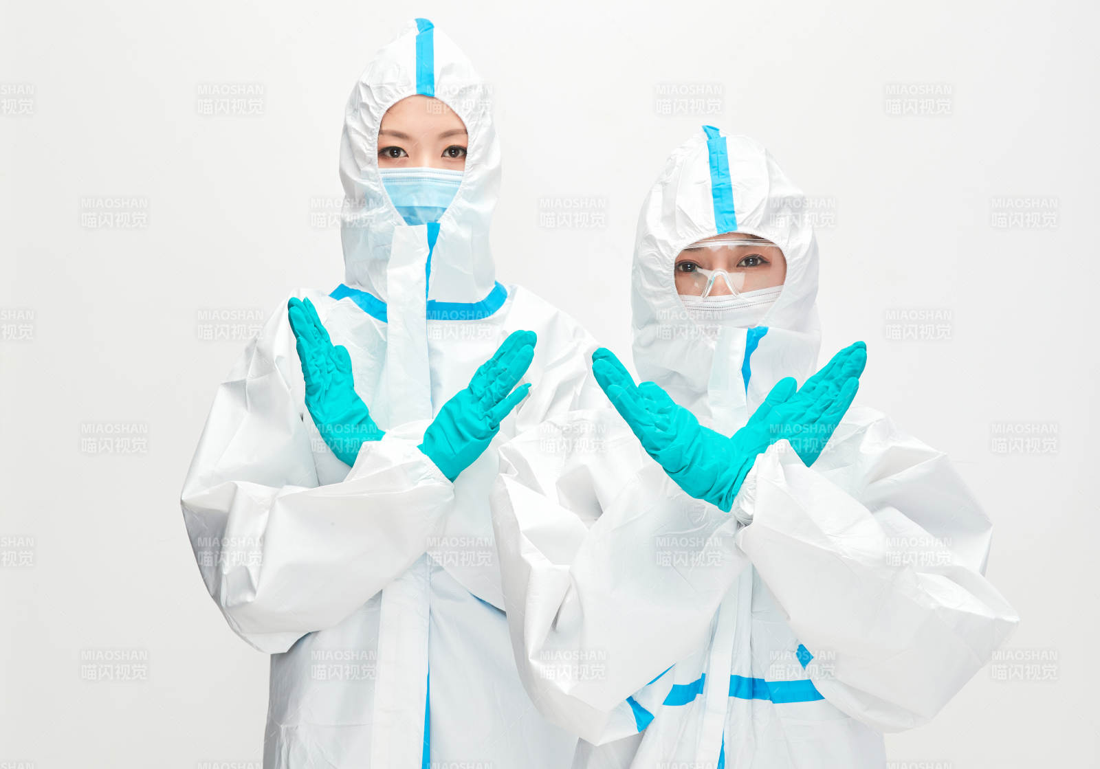 穿白色防护服佩戴护目镜口罩的防疫人员图片