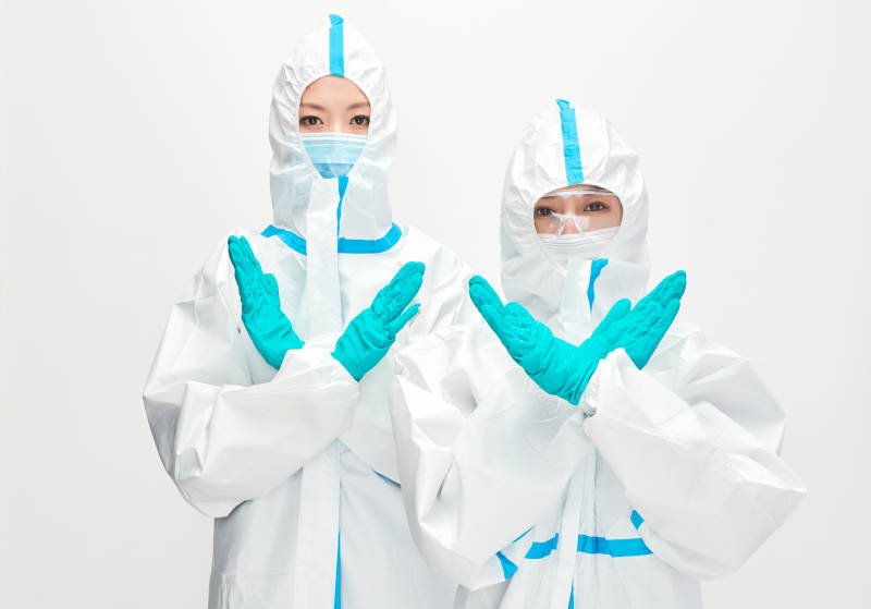 穿白色防护服佩戴护目镜口罩的防疫人员图片