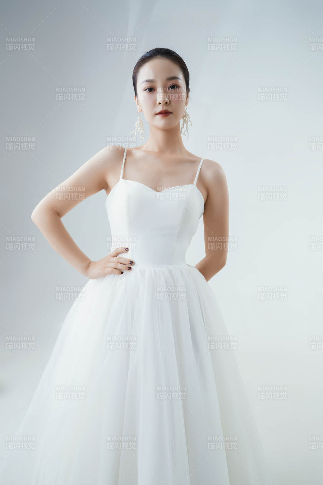 棚拍白色背景下的洁白婚纱新娘美妆图片