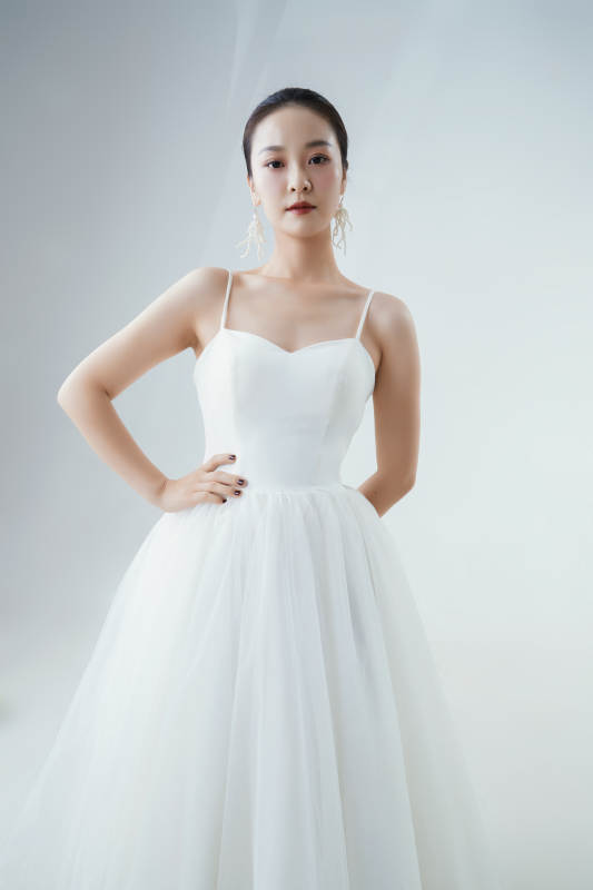 棚拍白色背景下的洁白婚纱新娘美妆图片