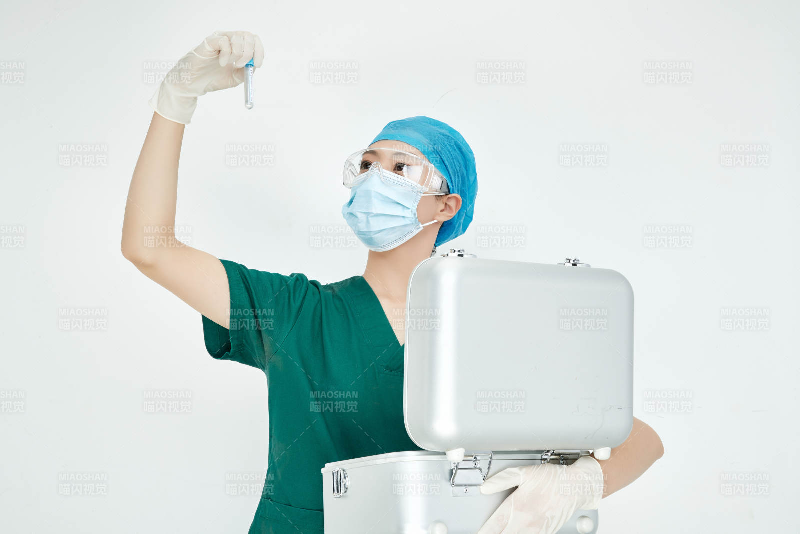 手持外科医疗手术器械箱的年轻女性医生图片