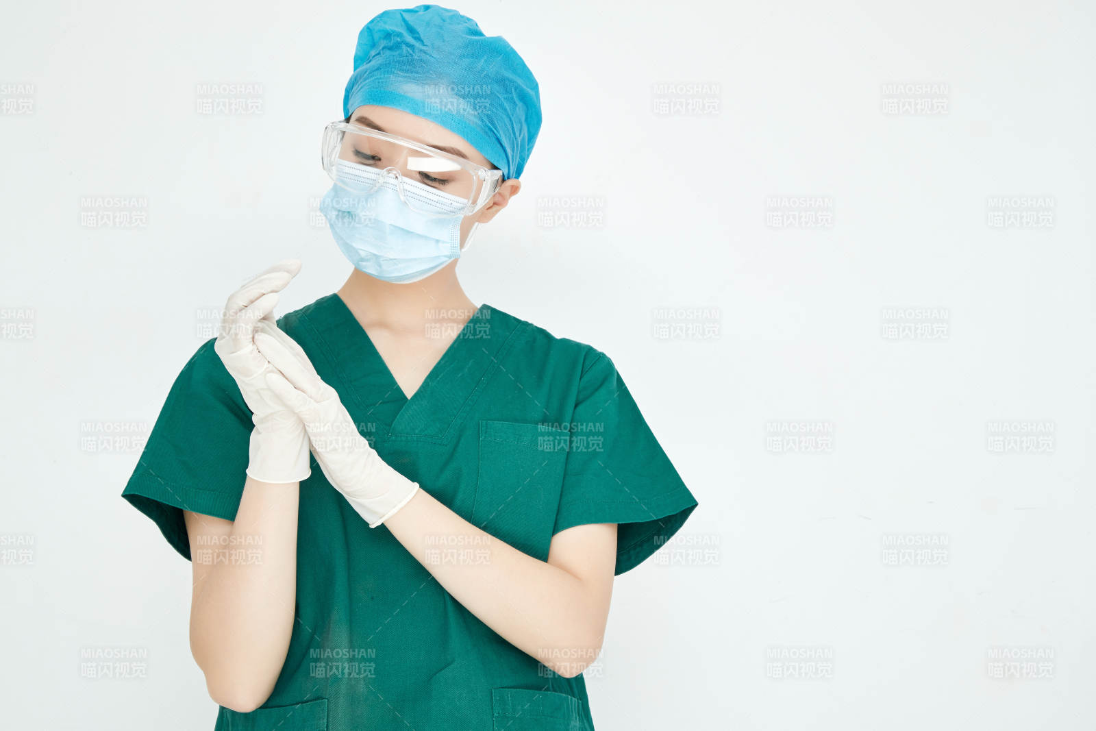 白色背景下的外科手术医疗人员形象图片