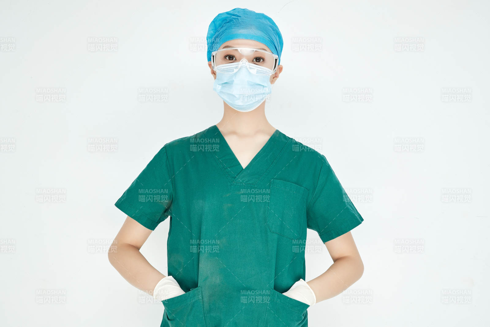 白色背景下的外科手术医疗人员形象图片