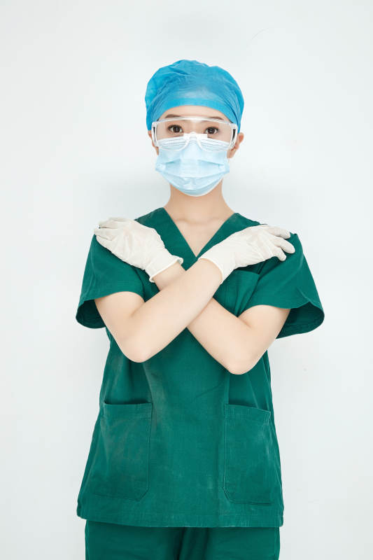 白色背景下的外科手术医疗人员形象图片