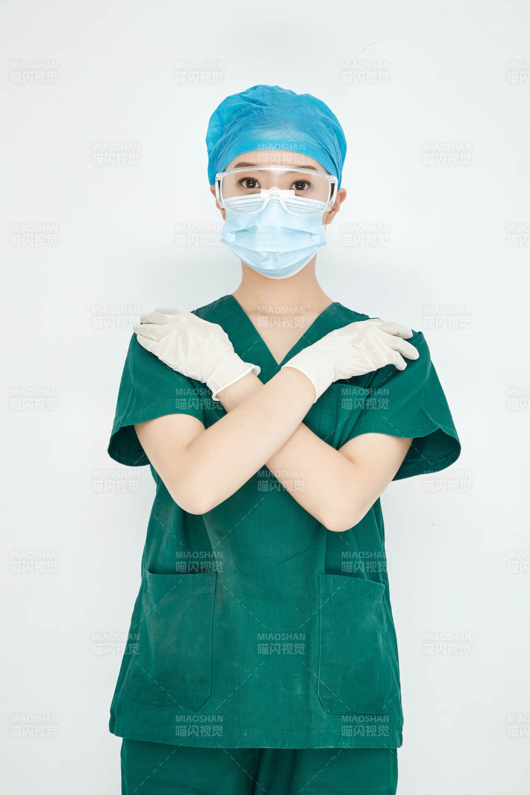 白色背景下的外科手术医疗人员形象图片