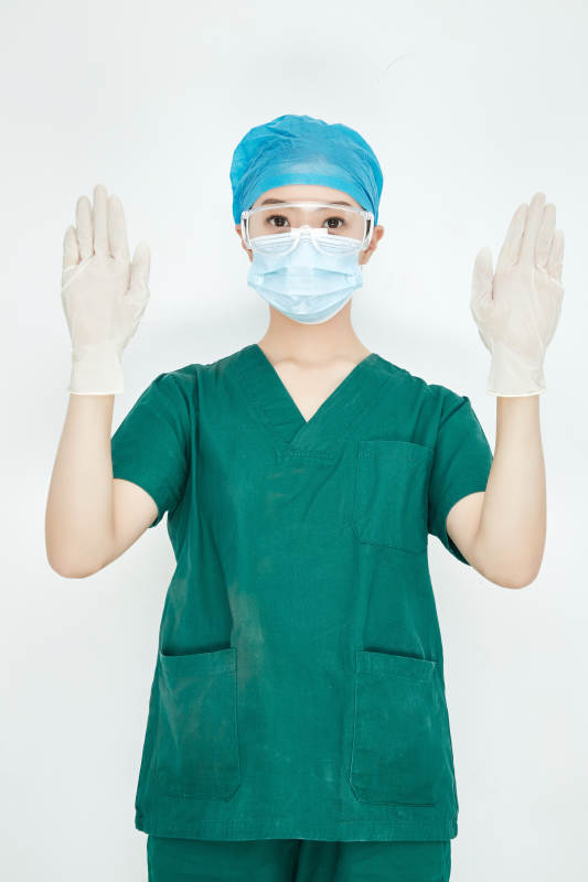 白色背景下的外科手术医疗人员形象图片