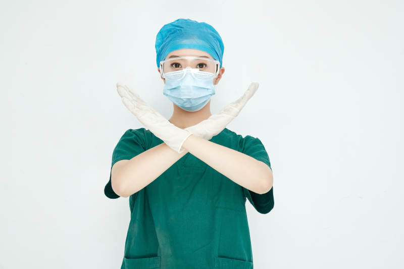 白色背景下的外科手术医疗人员形象图片