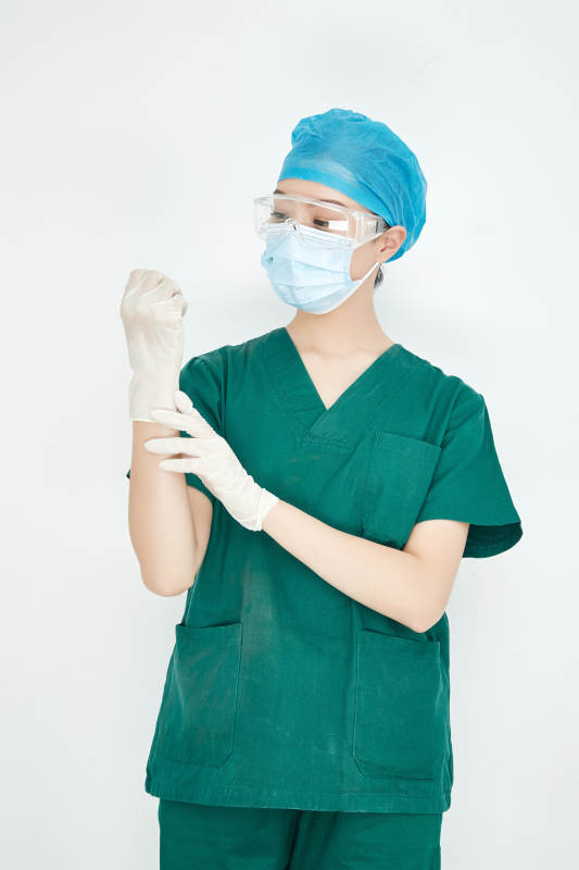 白色背景下的外科手术医疗人员形象图片