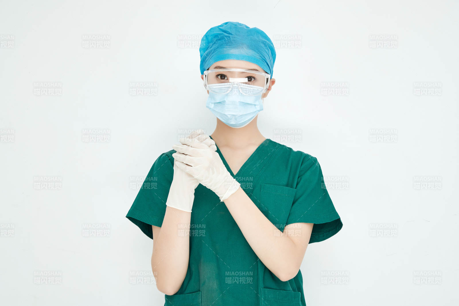 白色背景下的外科手术医疗人员形象图片