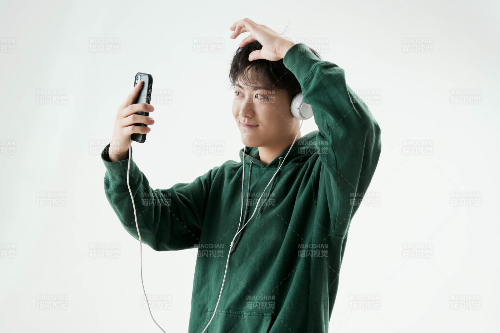 沉浸在网络恋爱世界的青年男子图片