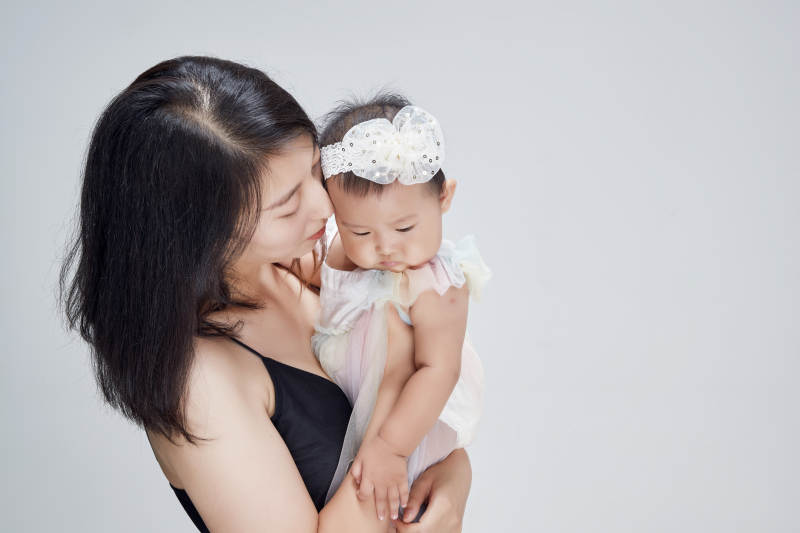 妈妈陪伴宝宝快乐的玩耍图片