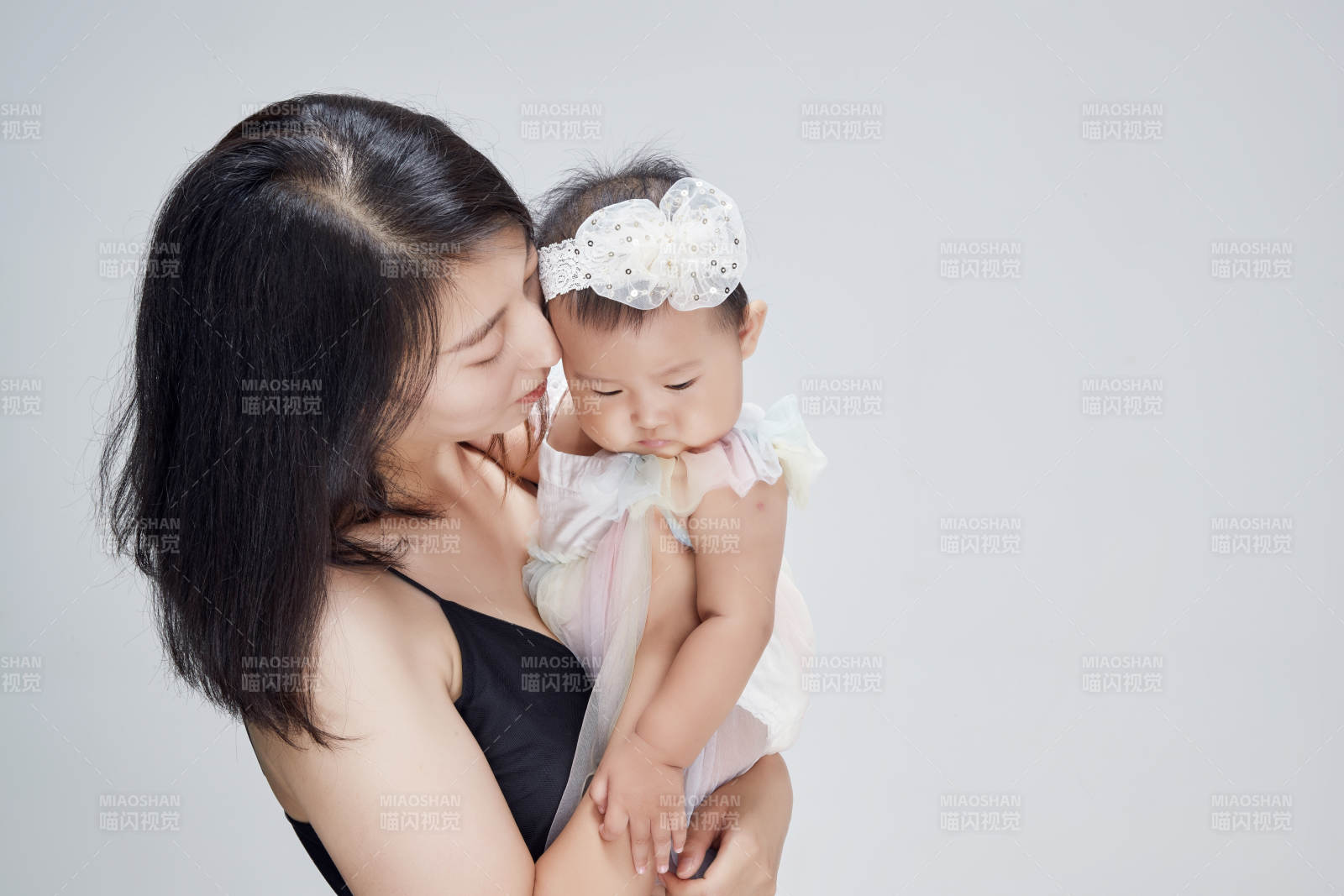 妈妈陪伴宝宝快乐的玩耍图片