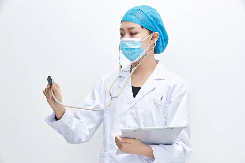 白色背景下手持病历夹的巡查医生人像图片