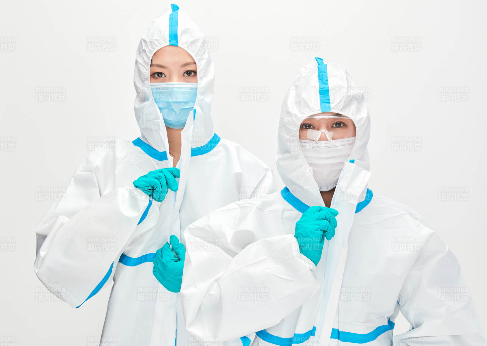 穿白色防护服佩戴护目镜口罩的防疫人员图片