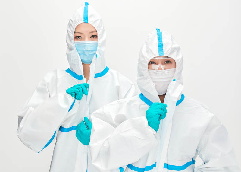 穿白色防护服佩戴护目镜口罩的防疫人员图片