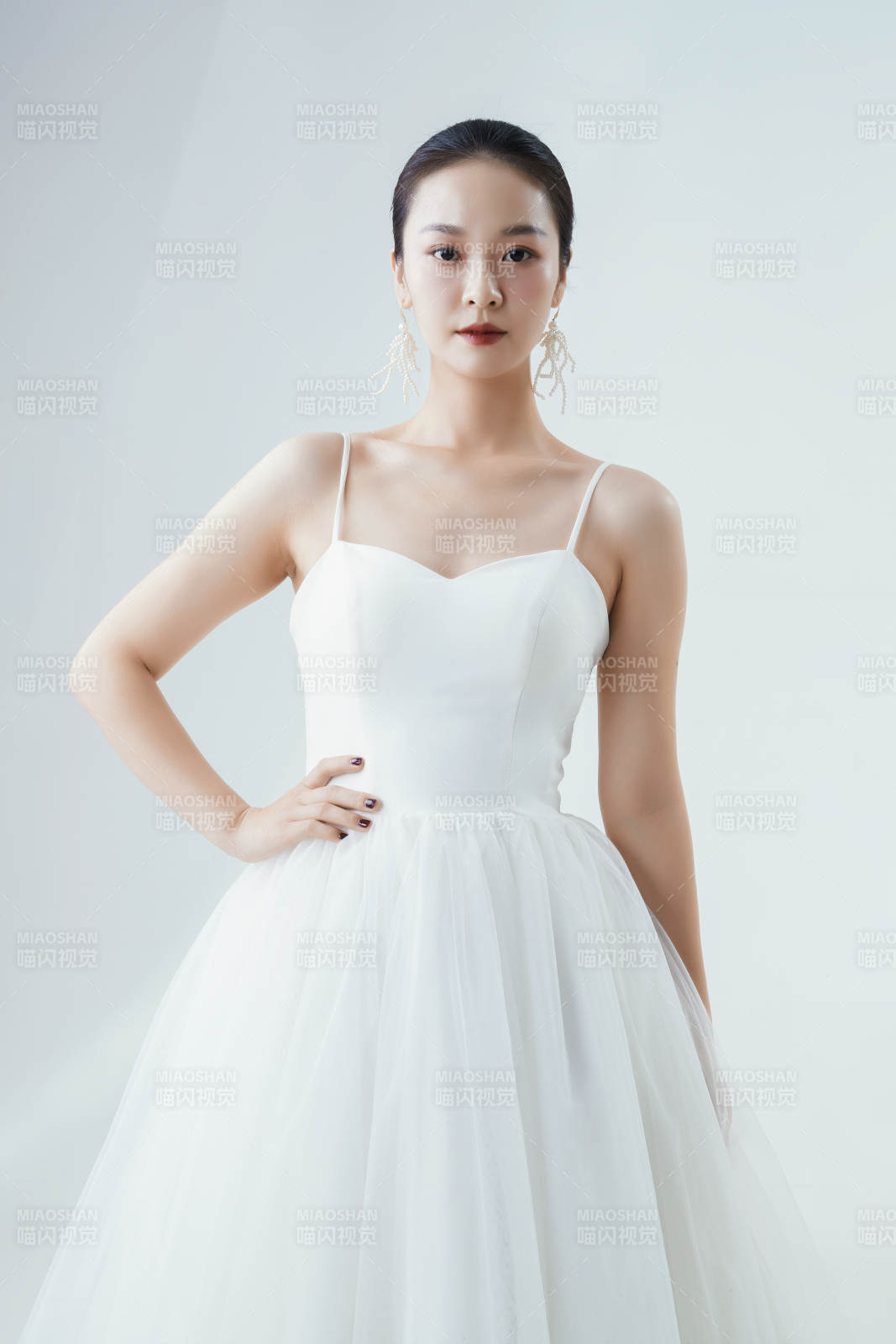 棚拍白色背景下的洁白婚纱新娘美妆图片